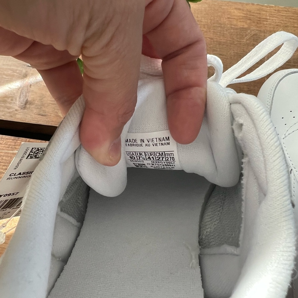 White Reebok classic shoes - Picture 3 of 7